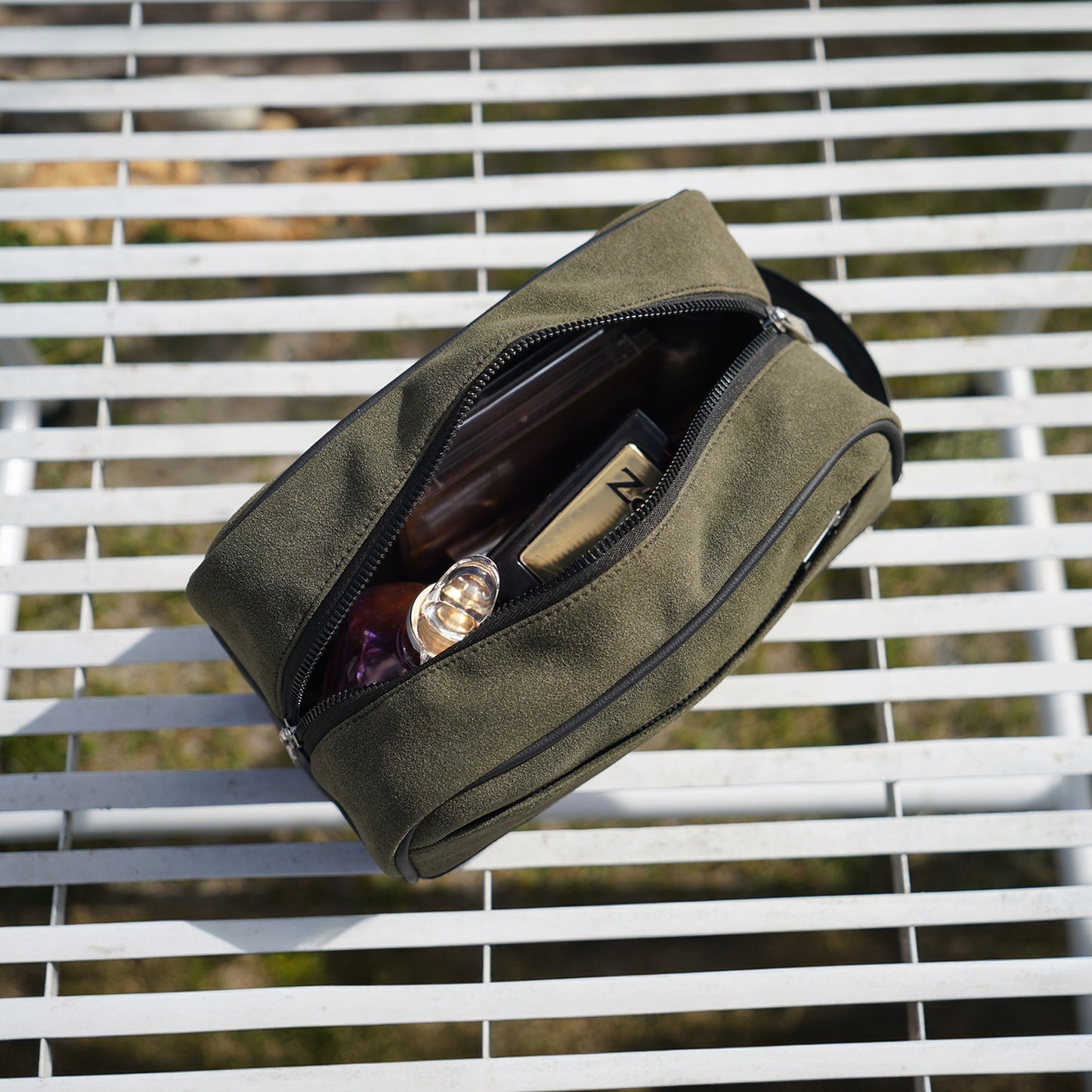 BERRY TOILETRY BAG